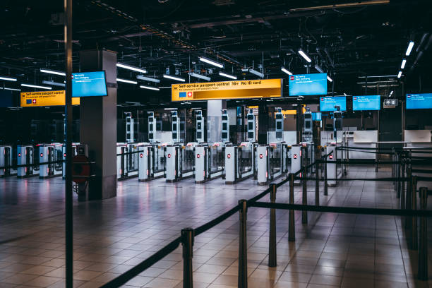 アムステルダム・スキポール空港での入国審査パスポートコントロールポイント - border control ストックフォトと画像