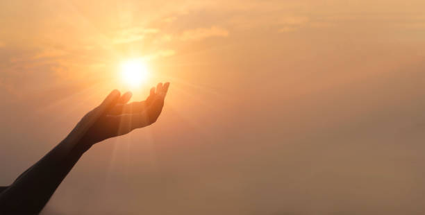 frau hände beten für segen gottes auf sonnenuntergang hintergrund - kneeling praying women begging stock-fotos und bilder