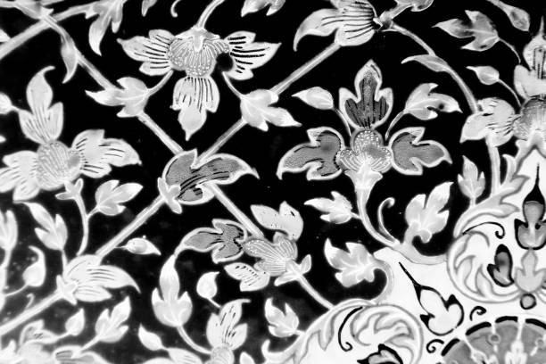 木と花の詳細は、エメラルド仏の寺院に沿ってタイルパターンの壁に黒と白を分離しました - tree symbol watercolour paints watercolor painting ストックフォトと画像