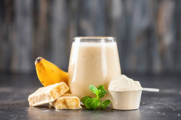 cocktail de sport protéiné - smoothie banana smoothie milk shake banana photos et images de collection