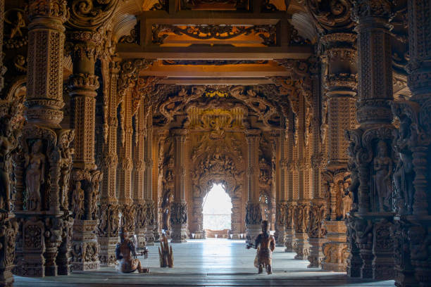 le sanctuaire de la vérité fait d’intérieur en bois à pattaya, chonburi, thaïlande. destinations de voyage pour les touristes. - asia buddha buddhism carving photos et images de collection