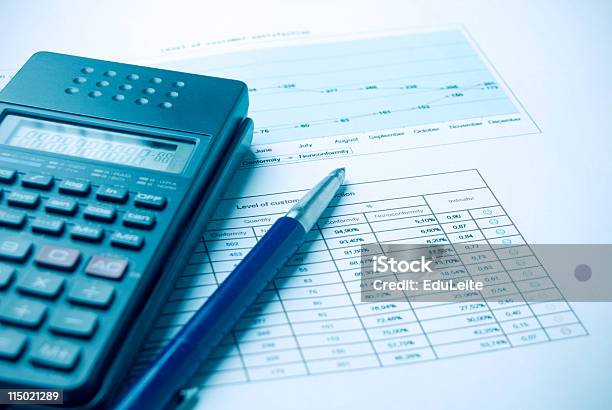 Análise De Documentos - Fotografias de stock e mais imagens de Analisar - Analisar, Calculadora, Caneta