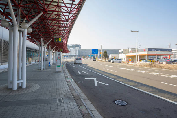 parada de autobús en el nuevo aeropuerto de chitose (shin chitose) en invierno en hokkaido, japón - new chitose fotografías e imágenes de stock