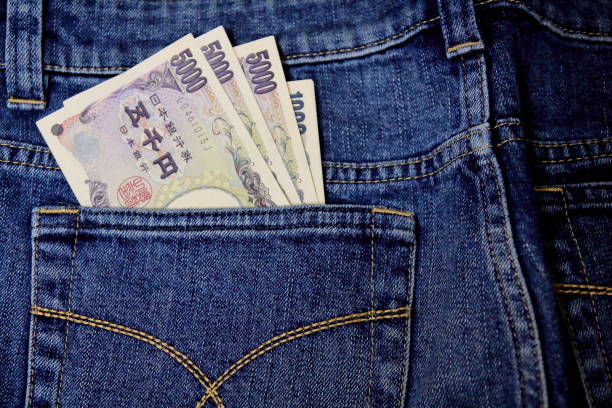 istock yen bills in jeans pocket 1150214973