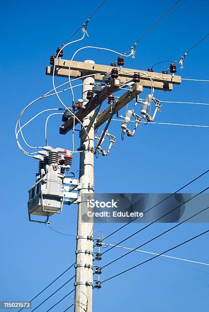 Hochspannungsmastdetail Stockfoto und mehr Bilder von Ausrüstung und Geräte - Ausrüstung und Geräte, Bildhintergrund, Blau