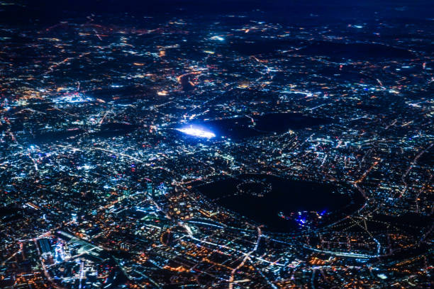 vue de nuit de londres vu d’un avion - london england aerial view skyscraper mid air photos et images de collection