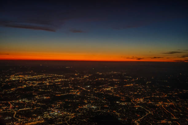 widok nocny w londynie widziany z samolotu - london england aerial view skyscraper mid air zdjęcia i obrazy z banku zdjęć