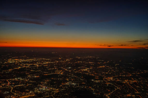 ночной вид лондона, как видно из самолета - london england aerial view skyscraper mid air стоковые фото и изображения