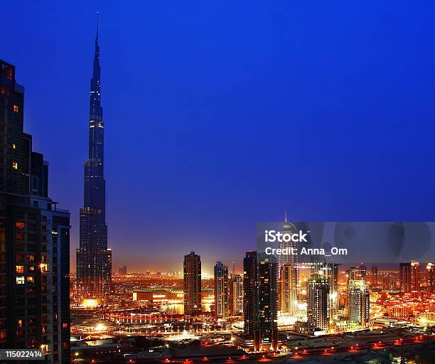 Дубай Центр Города На Ночь — стоковые фотографии и другие картинки Арабеска - Арабеска, Архитектура, Башня