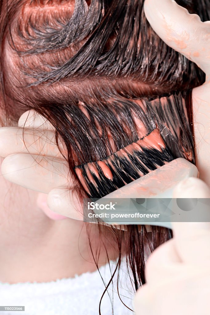 Aplicación de colorante de cabello - Foto de stock de Colorante de cabello libre de derechos