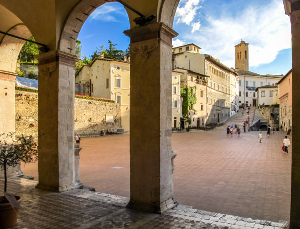 italie-spoleto-ombrie-duomo - old roof cathedral door photos et images de collection