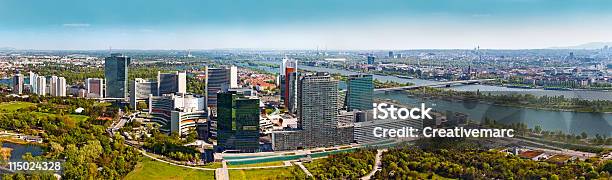 Skyline Della Città Di Vienna Donau Sul Fiume Danubio - Fotografie stock e altre immagini di Acqua