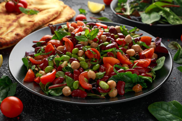 ensalada de frijoles frescos con pan plano y mezcla de verduras - soybean fava bean broad bean bean fotografías e imágenes de stock