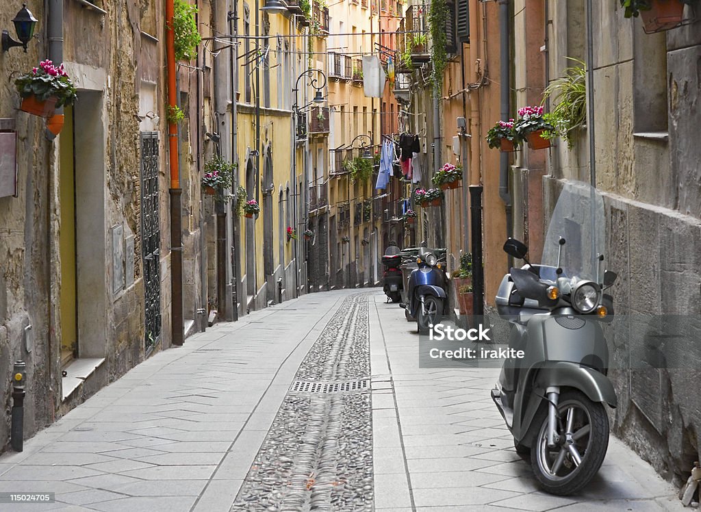 Cagliari street - Zbiór zdjęć royalty-free (Motocykl)