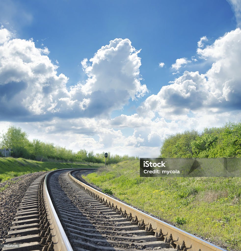 Желе�зная дорога идет на горизонт - Стоковые фото Без людей роялти-фри