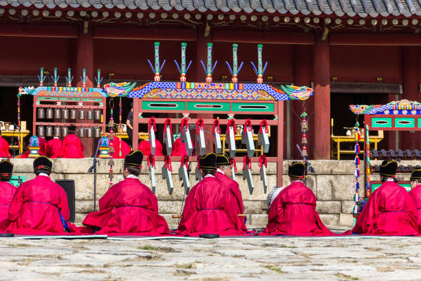 1 de noviembre de 2014, seúl, corea del sur: ceremonia de jerye celebrada dos veces al año en el santuario de jongmyo para adorar las tablas confucianas de los 19 emperadores consagrados aquí. jongmyo es un sitio del patrimonio mundial de la unesco. - confucian fotografías e imágenes de stock