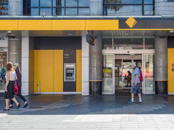 australian commonwealth bank in manly - brand name yellow red business imagens e fotografias de stock