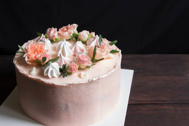 istock Delicate wedding cake decorated with beautiful pink and white fresh roses 1150252377