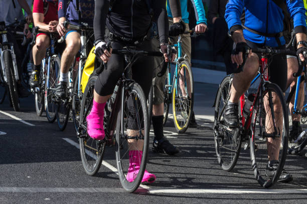 rowerzyści w londynie - bicycle london england cycling safety zdjęcia i obrazy z banku zdjęć