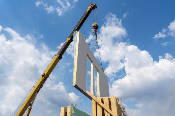 proceso de construcción de grúas de casa modular nueva y moderna de paneles sip compuestos contra fondo con hermoso cielo azul - prefabricate fotografías e imágenes de stock