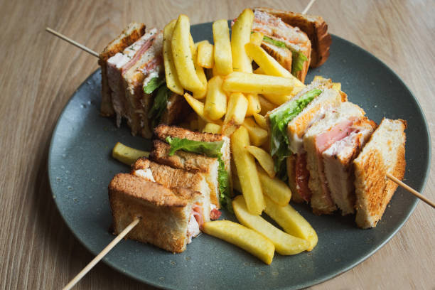 club sandwich (sandwich clubhouse) servito con patatine fritte - club sandwich sandwich french fries turkey foto e immagini stock