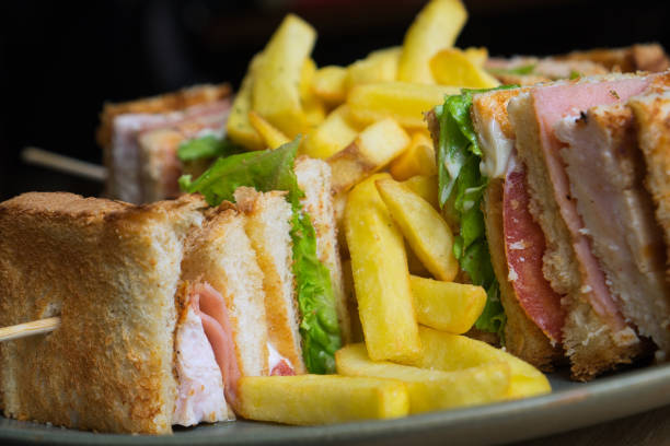 клубный сэндвич (сэндвич с клубом) подается с картофелем фри - club sandwich sandwich french fries turkey стоковые фото и изображения