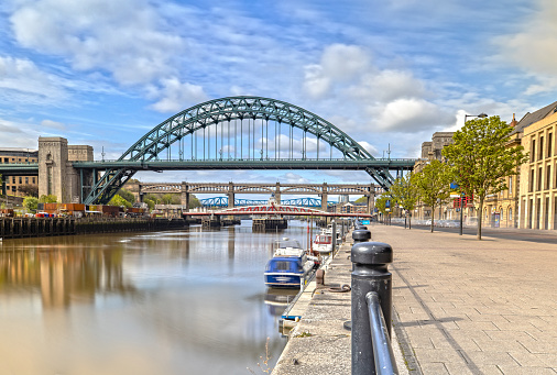 Te Tyne Bridge in Newcastle goes across the River Tyne