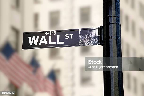 Segno Di Wall Street - Fotografie stock e altre immagini di Agente di cambio - Agente di cambio, Borsa di New York, Segnaletica stradale