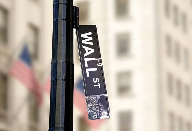 hanging wall-street-schild - wall street new york stock exchange american flag manhattan financial district stock-fotos und bilder