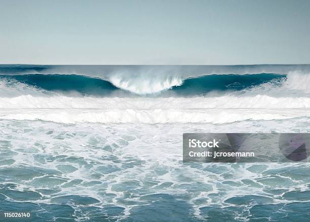 Photo libre de droit de Vue Sur Locéan Avec Des Vagues Difficiles banque d'images et plus d'images libres de droit de Sans personnage - Sans personnage, Vague, Bleu