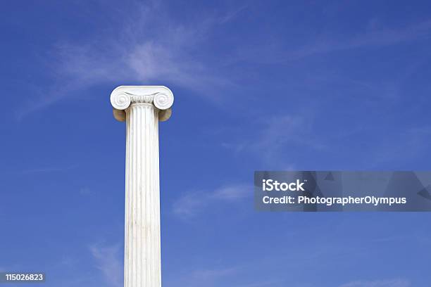 Una Colonna - Fotografie stock e altre immagini di Piedistallo - Piedistallo, Partenone - Atene, Stile classico romano