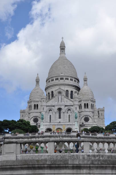 basilica sacré-cur, church on the hill in paris - sacré cur basilica imagens e fotografias de stock