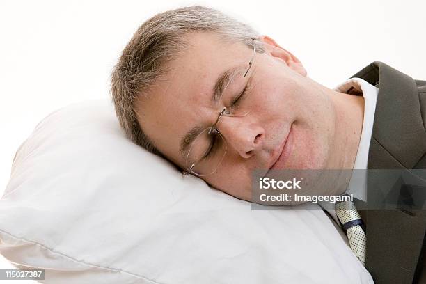 Durmiendo En El Trabajo Foto de stock y más banco de imágenes de Almohada - Almohada, Color - Tipo de imagen, Dormir