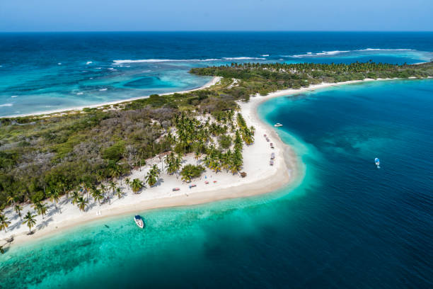 Aerial view of a white sand cay in the Caribbean sea with turquoise waters Aerial view of a white sand cay in the Caribbean sea with turquoise waters. Sombrero Cay in the Morrocoy National Park, Venezuela cay photos stock pictures, royalty-free photos & images