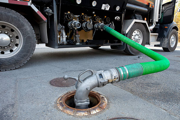 연료 배달 트럭 - refueling truck gasoline fuel pump 뉴스 사진 이미지