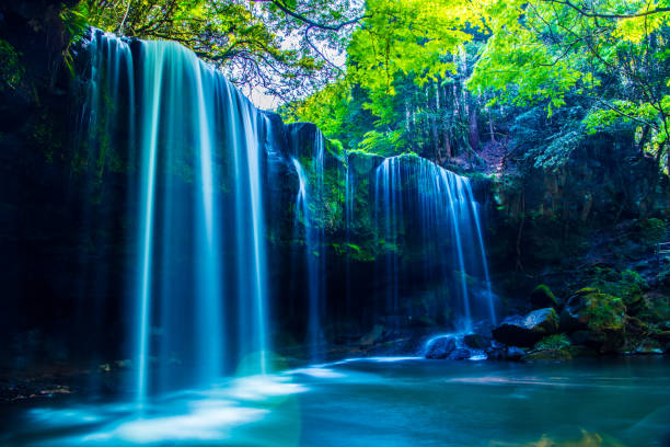 nabegatai, cascata nella foresta, kumamoto giappone - waterfall summer outdoors river foto e immagini stock