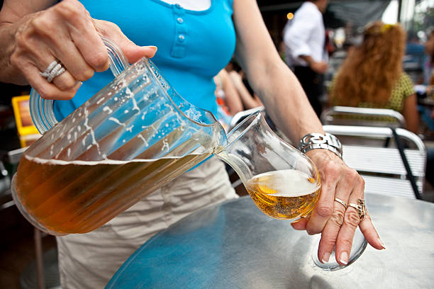 bière serveuse bar de chambre - serving drink beer garden beer glass photos et images de collection