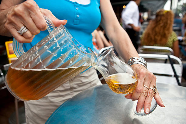 cerveja empregada de mesa de criada - serving drink beer garden beer glass imagens e fotografias de stock