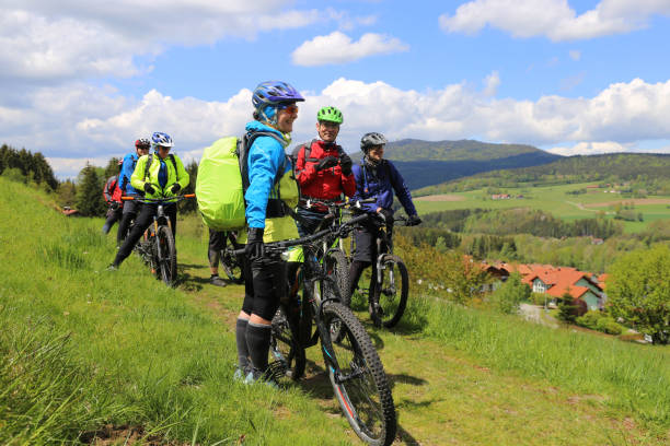 grupa rowerzystów górskich w lesie bawarskim, niemcy - spring organization nature field zdjęcia i obrazy z banku zdjęć