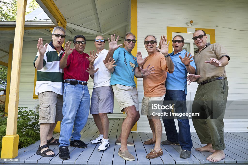 男性のサングラスのグループに感動と驚き - 人々の集まりのロイヤリティフリーストックフォト