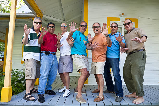 группа мужчин с солнцезащитные очки впечатлен или удивлен - heckling стоковые фото и изображения