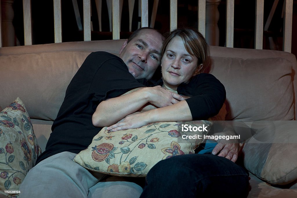 Casal assistindo TV e abraçando cuddling - Foto de stock de Abraçar royalty-free