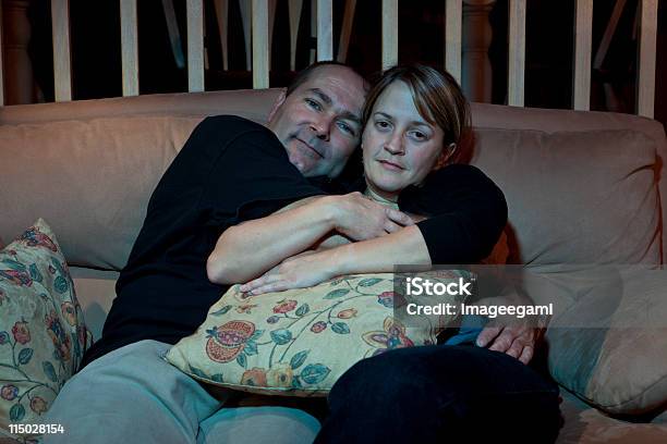Foto de Casal Assistindo Tv E Abraçando Cuddling e mais fotos de stock de Abraçar - Abraçar, Amor, Amor à Primeira Vista