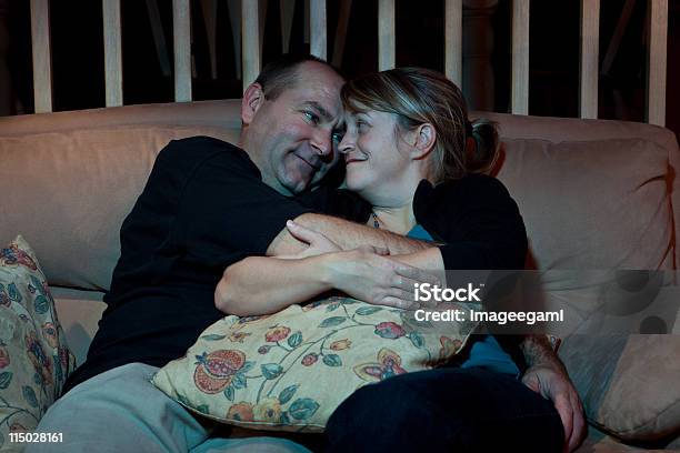 Foto de Casal Em Amor e mais fotos de stock de Casal - Casal, Televisor, Abraçar