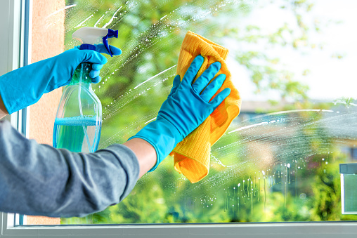 Limpie el panel de la ventana con detergente photo