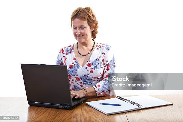 陽気なコンテンツのオフィスビジネスの女性のラップトップコンピューター - リングノートのストックフォトや画像を多数ご用意 - リングノート, 中年の女性, 30代の女性