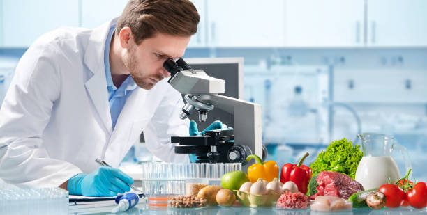 concetto di controllo della qualità degli alimenti - microscope chemistry science laboratory foto e immagini stock