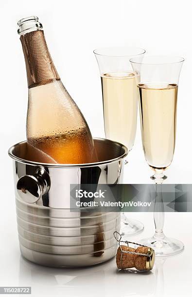 Bottiglia E Bicchieri Di Champagne - Fotografie stock e altre immagini di Alchol - Alchol, Alcolismo, Argentato