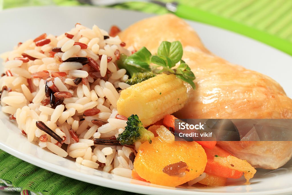 Mistura de arroz com frango carne e produtos hortícolas - Royalty-free Arroz Integral Foto de stock