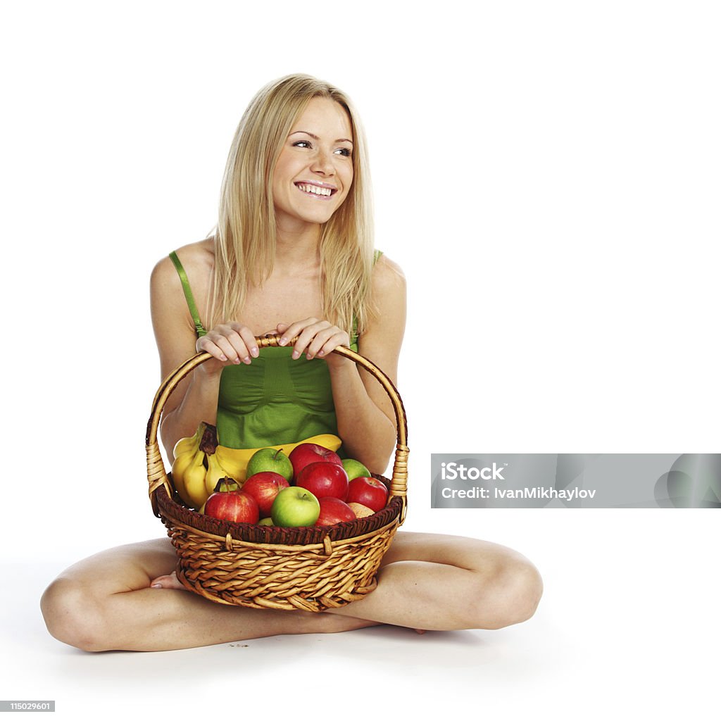 Mulher segura uma cesta de frutas - Foto de stock de Adolescente royalty-free